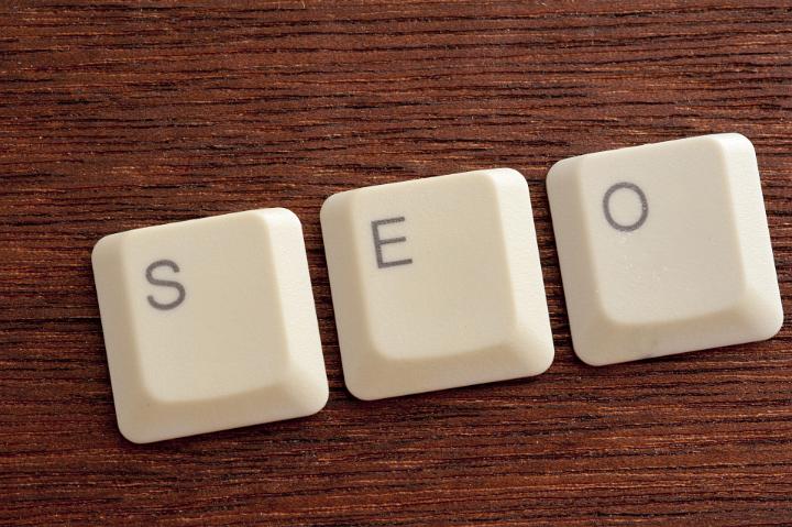 Seo title arranged from computer keyboard keys on wooden background