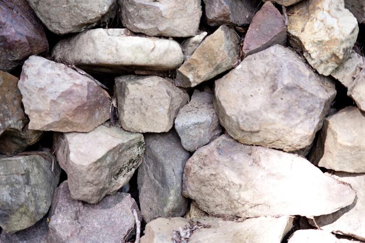 Rock wall or embankment made of rough rock fragments in a drystone formation without mortar
