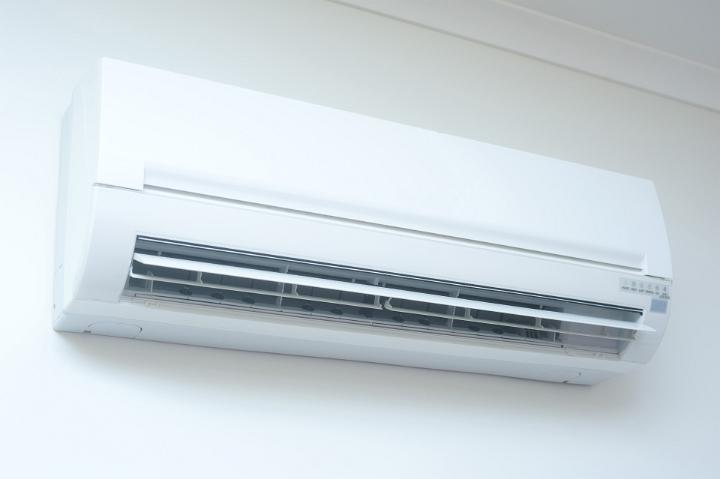 Split wall mounted home air conditioning unit allowing for both heating and cooling of the room and temperature control